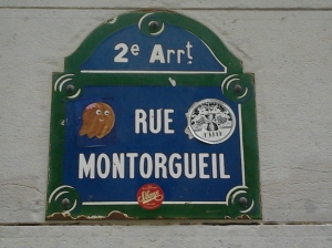 Stickers sur une plaque de la rue Montorgueil, dont un de Miss Alien (à gauche).